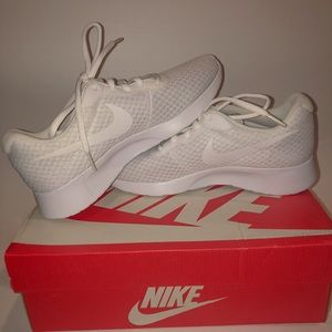NWOT | Womens Nike Tanjun Shoes